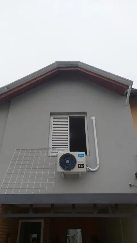 Condensadora Midea instalada na fachada com tubulação em canaleta